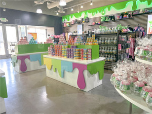 Présentoir de salle d'exposition personnalisé Mobilier de boutique Cadeau mignon tendance pour la décoration de magasins de jouets slime pour enfants Étagère de présentation murale pour magasin - Product Image 5