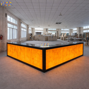 Bancone <span class=keywords><strong>Bar</strong></span> a Forma di <span class=keywords><strong>L</strong></span> Moderno per Nightclub e Ristoranti con Piano in Marmo Traslucido e Granito Nero Onice - Product Image 1