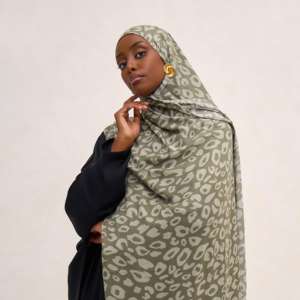 Hijab pour femmes musulmanes en satin modal respirant de qualité supérieure, personnalisé avec logo, vente en gros, 4 saisons, duveteux, 2025 - Product Image 1