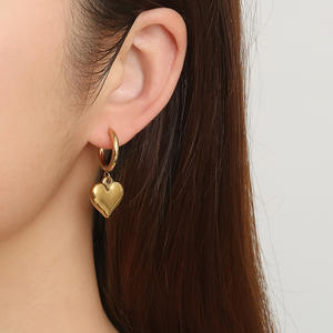 Pendientes colgantes de Cruz de corazón para mujer Pendientes de aro Huggie con colgante de corazón de acero inoxidable chapado en oro de 18 quilates - Product Image 3