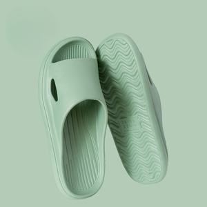Différents styles et couleurs. Chaussons confortables et élégants. Design antidérapant pour pantoufles de salle de bain en fourrure pour adultes - Product Image 4
