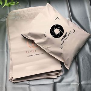 Sacs d'expédition en polyéthylène réutilisables, imperméables, écologiques, avec impression de logo personnalisée en grande quantité pour colis express - Product Image 1
