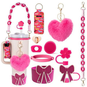 Ensemble d'accessoires pour gobelet 10 pièces, marché américain, charme en peluche en forme de cœur, sangle tressée, housse en silicone, kit de décoration avec OEM ODM (sans gobelet) - Product Image 1