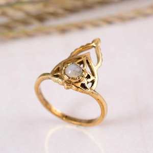 Anillo de compromiso de latón dorado con piedra lunar arcoíris, joyería delicada estilo boho con diseño de loto celestial para aniversario - Product Image 2