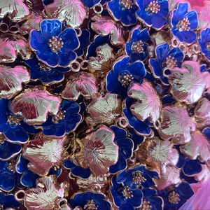 Colgantes de flores esmaltadas de color, charms para fabricación de joyas DIY, etiquetas, dijes de flores para brazaletes a granel - Product Image 6