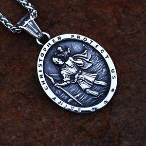 Runder Edelstahl-Anhänger, Schmuckanhänger, Heiliger Christophorus, geschnitzt, Schutzanhänger für Männer - Product Image 2