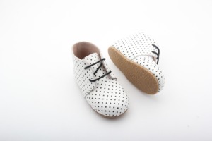 Zapatos <span class=keywords><strong>de</strong></span> Bebé para Niña y Niño al por Mayor, Suela Blanda <span class=keywords><strong>de</strong></span> Cuero con Estampado <span class=keywords><strong>de</strong></span> Puntos, Botines para Bebés que Empiezan a Caminar, Diseño con Cordones, Zapatos Cómodos para Cuna - Product Image 3