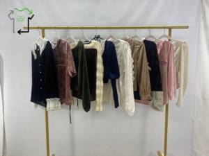 T-shirt Estiva da Donna a Manica Lunga/Corta in Velluto Usato con Stile - Abbigliamento Usato all'Ingrosso - Product Image 3