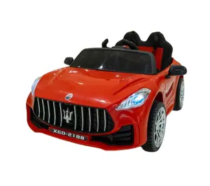 Voiture électrique à quatre roues pour enfants avec voiture bébé hommes et femmes enfants voiture jouet universelle peut asseoir les gens char à quatre roues motrices