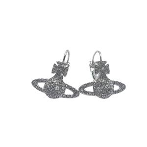 Boucles d'oreilles pour femmes en pierre naturelle Saturne, style classique, entièrement serties de diamants, en matériau autre que le diamant, fabriquées par Vivian West Queen Mother Grace, luxe léger - Product Image 5