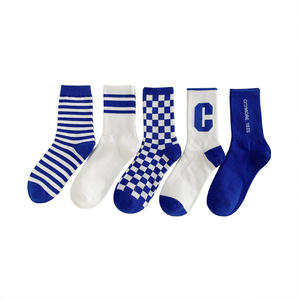 Calcetines deportivos de media pantorrilla de algodón puro azul <span class=keywords><strong>Klein</strong></span> para mujeres y hombres Diseño de rejilla de tablero de ajedrez de moda para las estaciones de primavera y otoño - Product Image 1