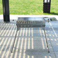 Grilles de barbecue portables de style simple Conception de longues jambes pliables pour pique-nique de camping en plein air et grillade au charbon de bois de barbecue