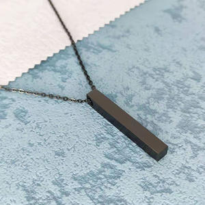 Gioielli minimalisti in oro 18 carati con incisione effetto opaco nome doganale collana con barra 3D verticale personalizzata per <span class=keywords><strong>donna</strong></span> <span class=keywords><strong>uomo</strong></span> - Product Image 3