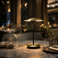 Lampe de table LED sans fil haut de gamme avec abat-jour en forme de disque doré pour hôtel, restaurant, bar, café, mariage