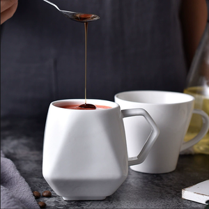 Ensemble de tasses en céramique géométriques blanches minimalistes, logo personnalisé, forme irrégulière, tasse à café pour hôtel, restaurant, cadeau de mariage, vente en gros - Product Image 3