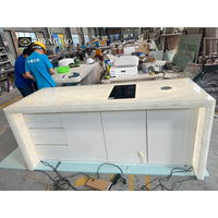 Comptoir de cuisine en quartz naturel translucide blanc cristallin personnalisé avec éclairage LED RVB