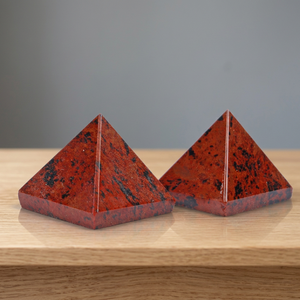 Pyramide en cristal poli avec des taches rouges et noires, sculptée en forme de pyramide, décoration d'intérieur, artisanat en pierre - Product Image 3