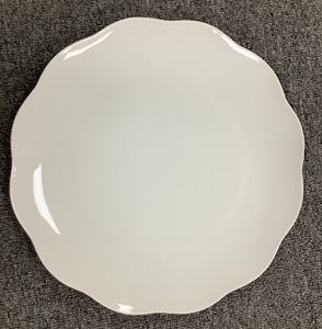 Services <span class=keywords><strong>de</strong></span> <span class=keywords><strong>table</strong></span> complets comprenant un ensemble <span class=keywords><strong>de</strong></span> bols en porcelaine fine, <span class=keywords><strong>de</strong></span> grandes tasses en porcelaine fine, un ensemble <span class=keywords><strong>de</strong></span> tasses à thé en porcelaine fine, et <span class=keywords><strong>de</strong></span> la vaisselle. - Product Image 3