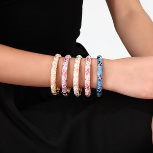Pulsera de aleación apilable con diseño de trébol de cuatro hojas y flor de cinco hojas, estilo palaciego vintage, con efecto de goteo de aceite y acabado dulce y brillante, para mujer - Product Image 2