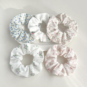 Chouchous floraux en tissu <span class=keywords><strong>NOVA</strong></span> ou CUSTOM pour femmes - Attaches-queue de cheval et accessoires capillaires pour mariages/anniversaires - Product Image 1