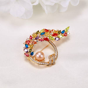 Broche en or pour femme avec perle d'eau douce, fleur de poitrine polyvalente, personnalité - Product Image 4