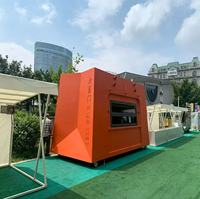 Le restaurant mobile géant The Square Bag est équipé de plateaux de cuisson et de friteuses, idéal pour la préparation de hamburgers.