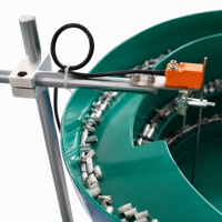 Alimentateur vibrant à godets avec moteur à rail linéaire pour le tri et l'orientation automatiques des pièces de type broche, destiné à l'automatisation des lignes d'assemblage