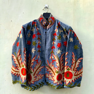Veste en velours gris pour femmes, broderie florale Suzani, manches longues, col montant, faite à la main, style bohème, vêtement d'extérieur pour l'automne - Product Image 1