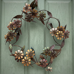 Corona Floral Rústica de Metal Hecha a Mano, Decorativa, Redonda, para Colgar en la Pared, Sin Iluminación, Elaborada con Flores y Hojas para Decoración del Hogar - Product Image 4