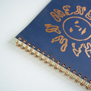 Taccuino con marchio personalizzato A5 con copertina rigida quaderno blu pelle sintetica con 100gsm grande stile a spirale - Product Image 4