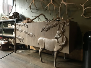 Armoire d'appoint sculptée à la <span class=keywords><strong>main</strong></span> en forme de cerf, blanc vieilli, avec relief floral de cerf, rangement, buffet, armoire en bois antique - Product Image 3