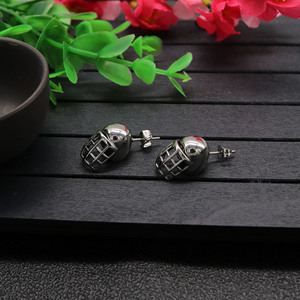 Yunnique Boucles d'oreilles en forme de masque en acier titane, design géométrique pour hommes et femmes - Product Image 2