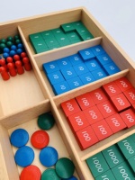 Matériel pédagogique Montessori pour la mathématique préscolaire : Jeu de tampons pour l'apprentissage du système décimal pour enfants
