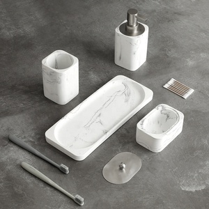 <span class=keywords><strong>Set</strong></span> di <span class=keywords><strong>accessori</strong></span> per il <span class=keywords><strong>bagno</strong></span> dell'hotel con decorazione in <span class=keywords><strong>marmo</strong></span> bianco nordico <span class=keywords><strong>set</strong></span> di prodotti per il <span class=keywords><strong>bagno</strong></span> <span class=keywords><strong>Set</strong></span> di bagni in <span class=keywords><strong>marmo</strong></span> in quattro pezzi