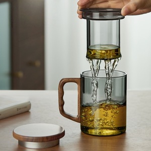 Tasse à thé portable en verre borosilicate résistant aux hautes températures avec couvercle, infuseur et poignée en bois - Product Image 4