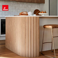 Armoire de cuisine Alland haut de gamme sur mesure en MDF avec panneau de porte nervuré, îlot incurvé et choix de couleurs variés
