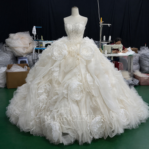 Vestido de Novia Moderno Hz010 Color Marfil con Escote Corazón, Adornado con Perlas de Cristal y Apliques de Rosas 3D Grandes, Largo hasta el Suelo - Product Image 5