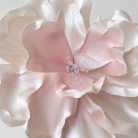 Grande sculpture florale géante rose et blanche en mousse EVA faite à la main, accessoire de toile de fond pour mariage, Saint-Valentin, événements en centre commercial et vitrines