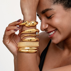 กำไลข้อมือทองหนาแบบขายส่ง สแตนเลสชุบทอง 18K สำหรับผู้หญิง รุ่นกว้าง เรียบหรู แฟชั่นเครื่องประดับ - Product Image 2
