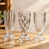Kreatives Cocktailglas mit einzigartigem Fuß und Wellenmuster für Saft, Milchshakes, Desserts, Eiscreme – Ideal für Bars und Restaurants (Großhandel)