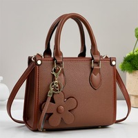 Nouveau Sac Fourre-tout Tendance en Cuir Végétalien avec Pendentif, Sacs à Main de Luxe pour Femmes