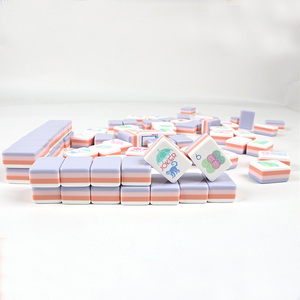 En stock, livraison gratuite, jeu de mahjong de voyage coloré, 160 tuiles de mahjong américaines gravées en acrylique de luxe à 4 couches - Product Image 2
