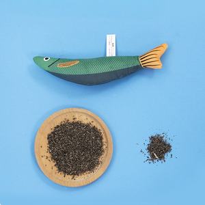 Giocattoli per Gatti a Forma di Pesce con Campanello e Erba Gatta Inclusi, Vendita all'Ingrosso dal Produttore, Giocattoli con Erba Gatta per Cani di Piccola Taglia in Stock - Product Image 4