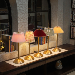 Lampada da Tavolo in Metallo Senza Fili alla Moda, Ricaricabile, con Controllo Touch, Dimmerabile, con Paralume Ovale Plissettato e Corpo in Ferro per Casa o Bar - Product Image 1