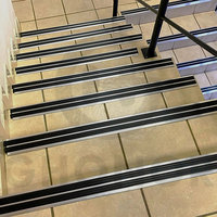 Garniture d'angle en aluminium Profil d'insertion en caoutchouc Bande de nez d'escalier en forme de L pour la protection des bords d'escalier