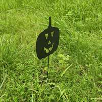 Ornements de jardin d'Halloween en fer forgé pour une narration visuelle d'horreur en extérieur lors de projections nocturnes saisonnières d'automne
