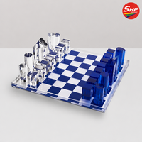 Jeu d'échecs en acrylique transparent SHP avec des pièces d'échecs cylindriques abstraites en argent miroir et blanc mat pour la décoration intérieure