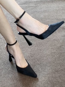 <span class=keywords><strong>Sandalias</strong></span> de tacón bajo con punta y tiras al por mayor |   Tacones elegantes con correa de tobillo y pedrería metálica satinada para <span class=keywords><strong>mujer</strong></span>, ideales para fiestas nocturnas. - Product Image 1