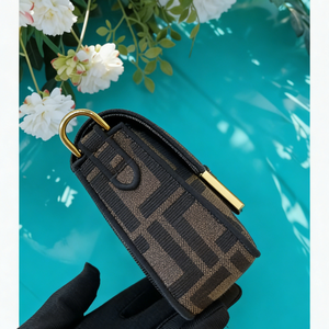 Elaborado con material textil de primera calidad, este bolso de mujer presenta un clásico estampado floral, perfecto para reuniones sociales. - Product Image 3