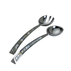 Ensemble de service à salade cuillère et fourchette de service à salade en acier inoxydable argenté poli avec poignée MOP - Product Image 1